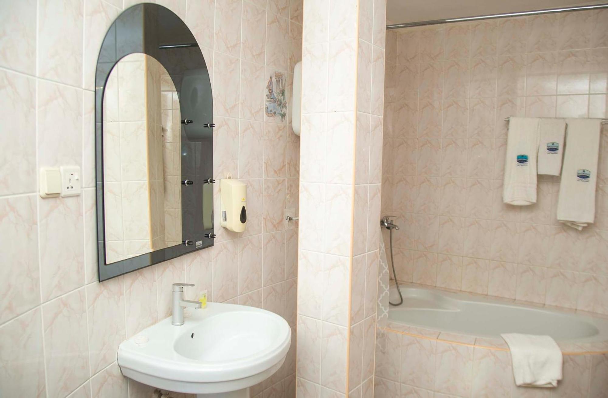 Brookvale Hotel Weija Kültér fotó